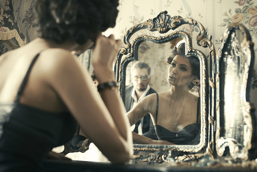 Голубоглазая красавица снимает дорогое белье и любуется собой в зеркале