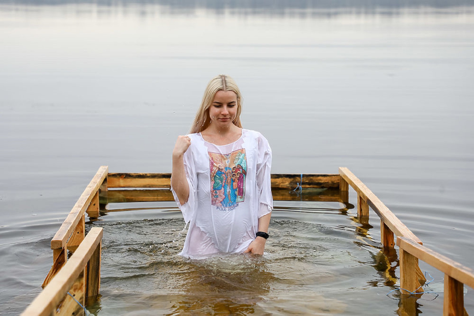 Фото шедевральной блонды в белой майке купающейся в озере