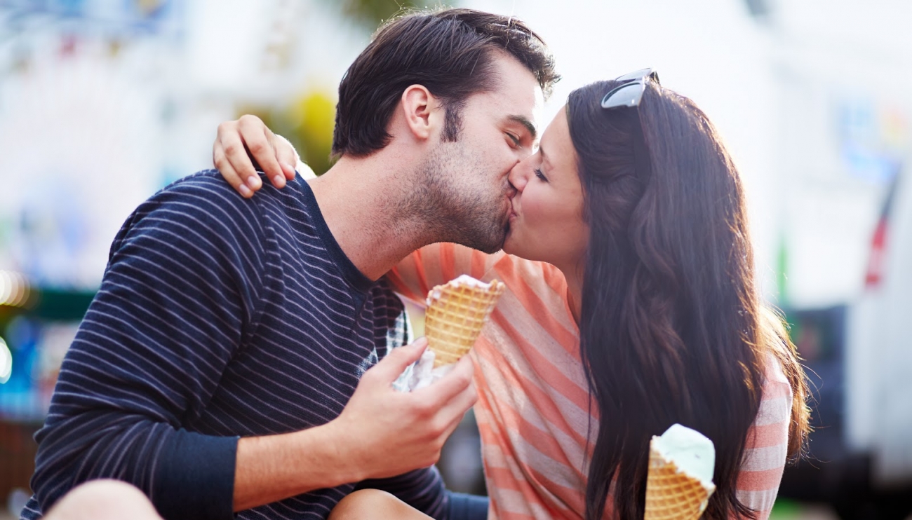 Парень и девушка с мороженым