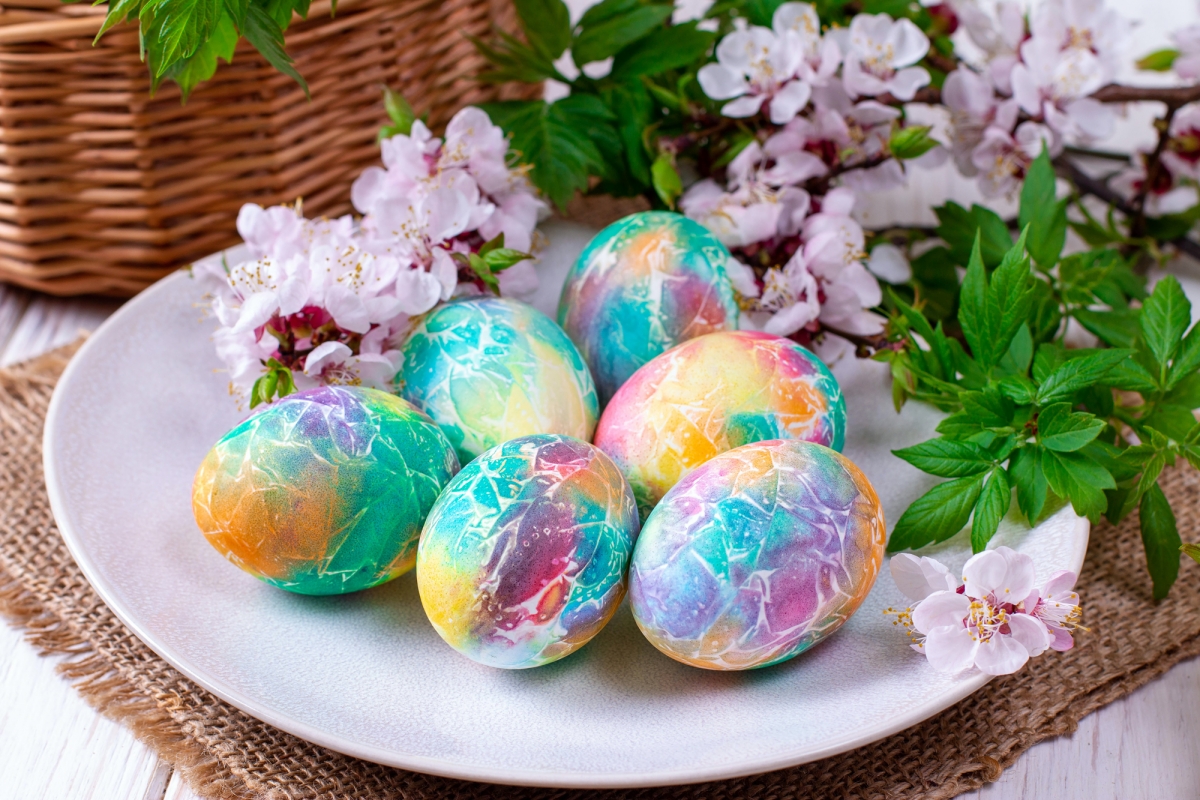 Окраска яиц на пасху