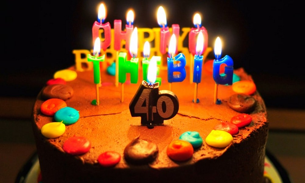 Юбилей 40 лет отмечают. 40 Лет день рождения. Открытки с сорокалетием мужчине прикольные. С днём рождения 40 лет мужчине. 40 Лет цифры с днем рождения.