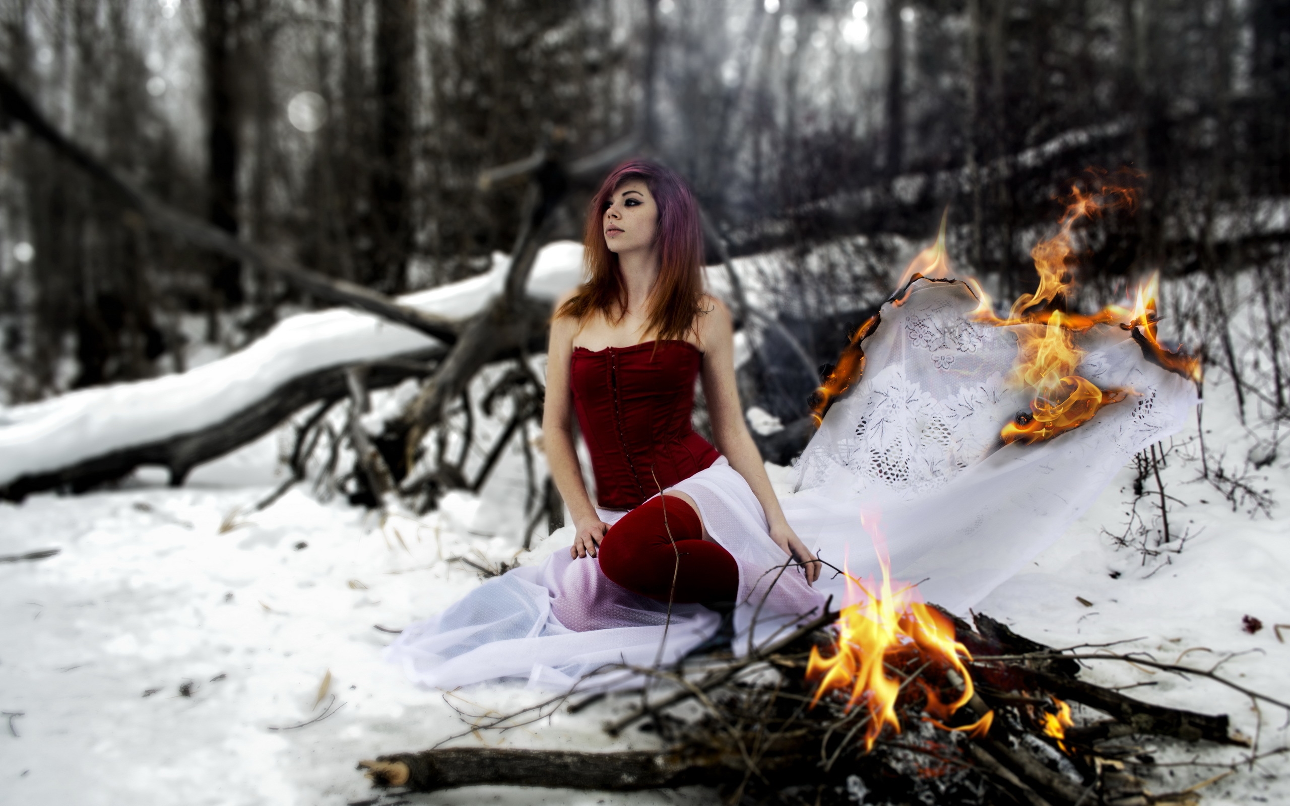 Девушка зимой в лесу