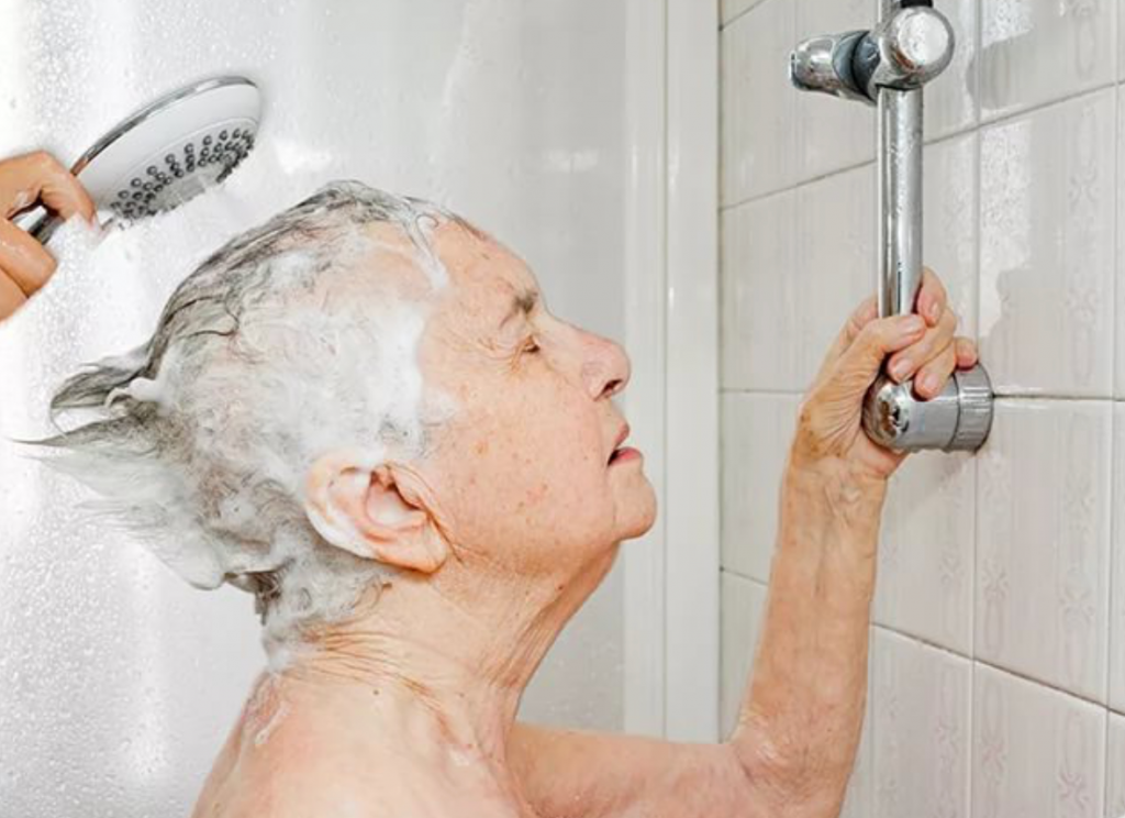 УХОДИЗА волосами у пожилых людей. Гигиена лица. Увлажнение кожи у пожилых. Запах старости. Купание пожилого человека