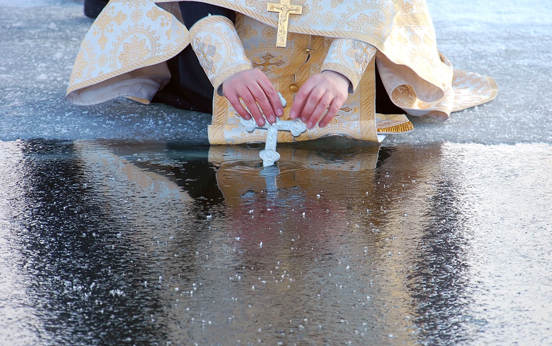 Вылили святую воду. Крещение Господне Богоявление. О крещенской воде. Освященная вода. Освящение воды.