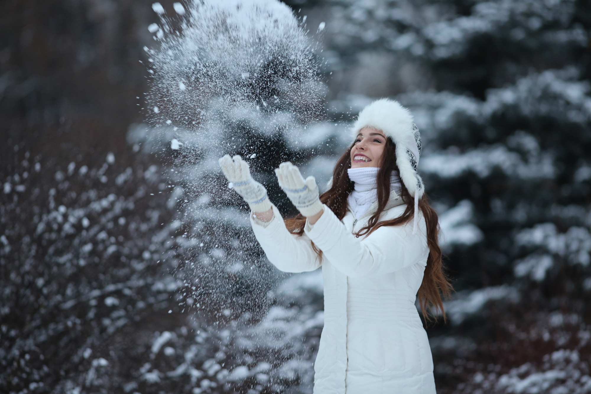 Зимнее наслаждение. Фотосессия зимой. Девушка в снегу. Девушка в зимнем лесу. Зимняя фотосессия в лесу.