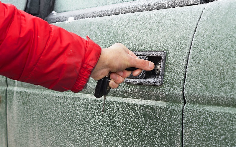 Что делать, чтобы двери в машине не примерзали в мороз и можно было открыть ...