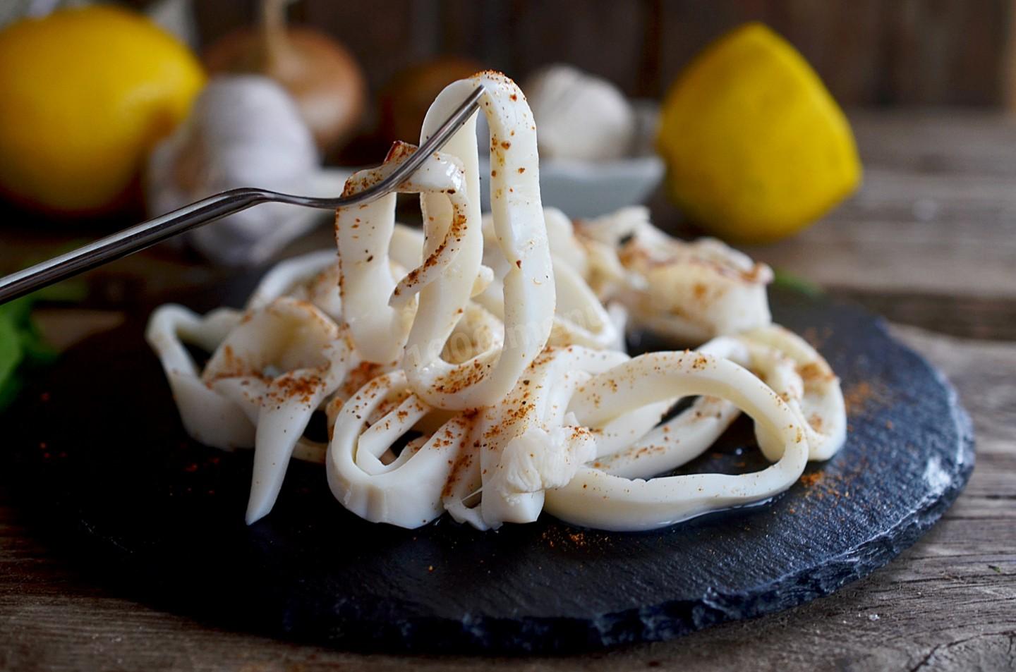 Кальмары вкусный рецепт с фото. Кальмар еда. Приготовление кальмара. Запеченные кальмары. Кальмар маринованный.