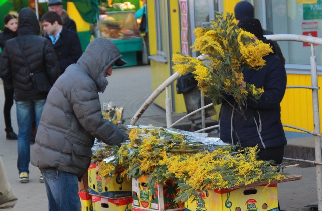 Букет с мимозой женщина в руках