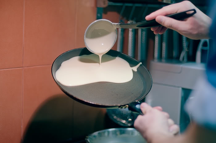 Приспособления для наливания теста на сковороду. Гаджеты для наливания теста в форму. Как наливать блины на сковороду равномерно тонкие. Гиф с поварешки наливается тесто в сковородку.