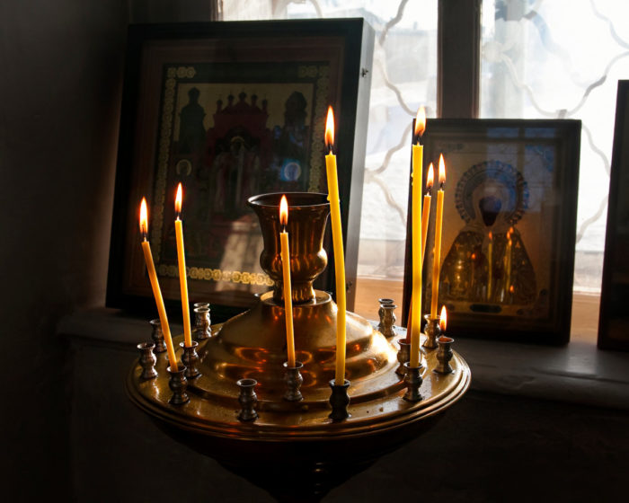 почему чадит церковная свеча в квартире