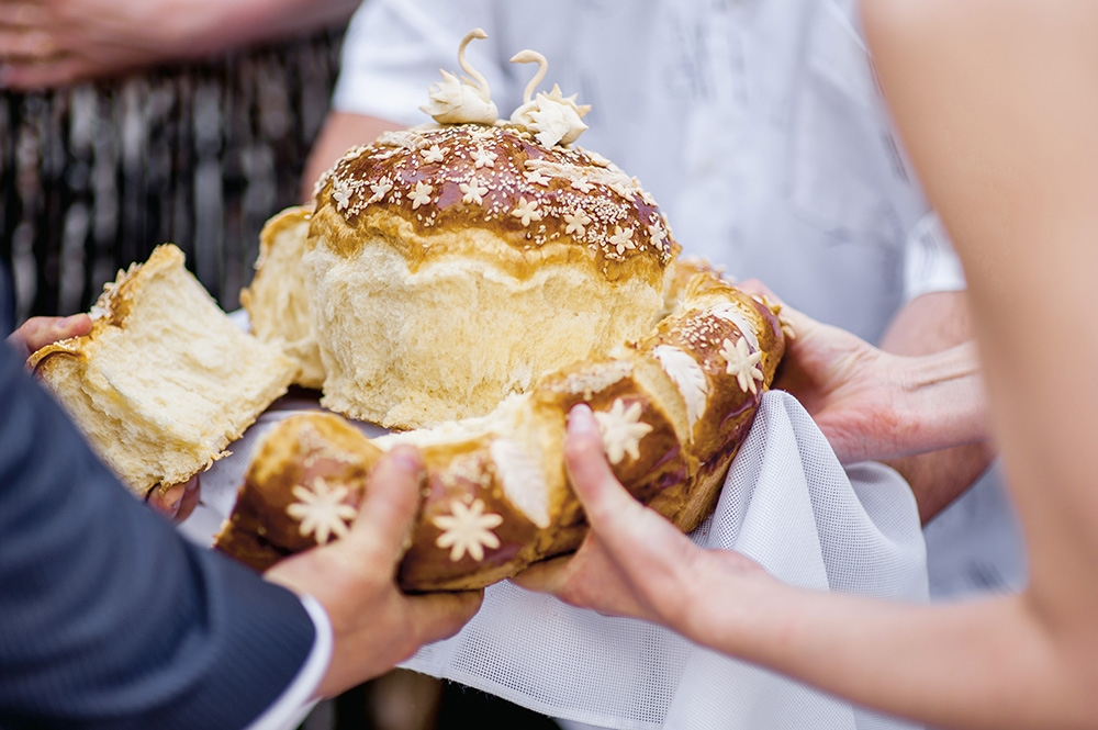 Хлеб соль что говорить гостям. Каравай хлеб соль русская традиция. Свадебный каравай на Руси. Свадебный хлеб каравай. Каравай с солью на свадьбу.