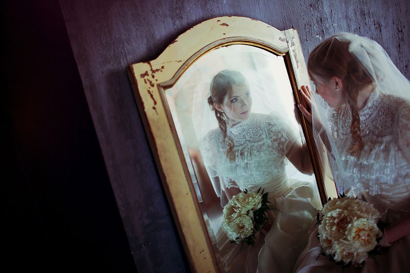 Нельзя видеть невесту. Отражение невесты в зеркале. В свадебном платье в зеркале. Невеста у зеркала. Невеста перед зеркалом.