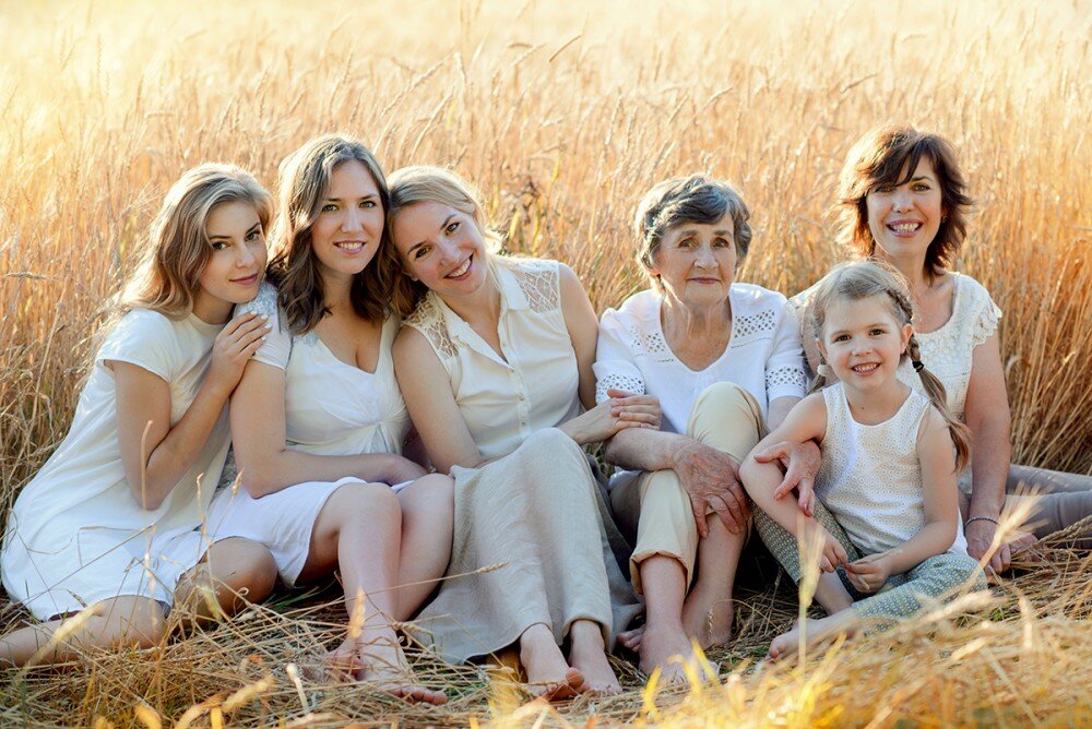 Почему в некоторых семьях. Женщины разных возрастов. Четыре поколения женщин. Несколько поколений женщин. Семейная фотосессия три поколения.