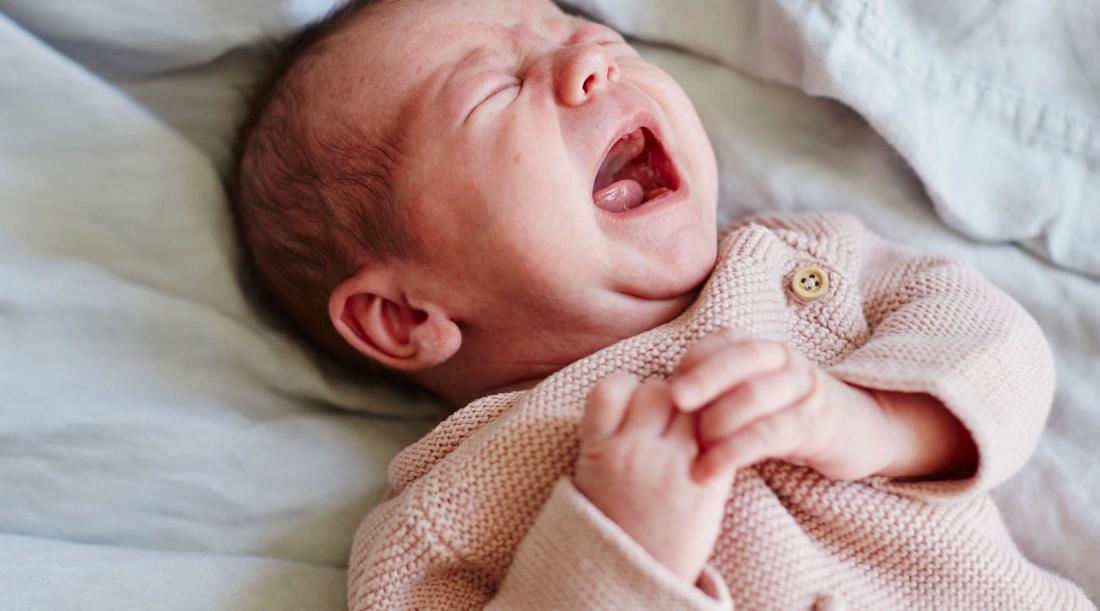 Причина ребенок. Новорожденный плачет. Новорожденный кричит. Плачущий младенец. Крик новорожденного.