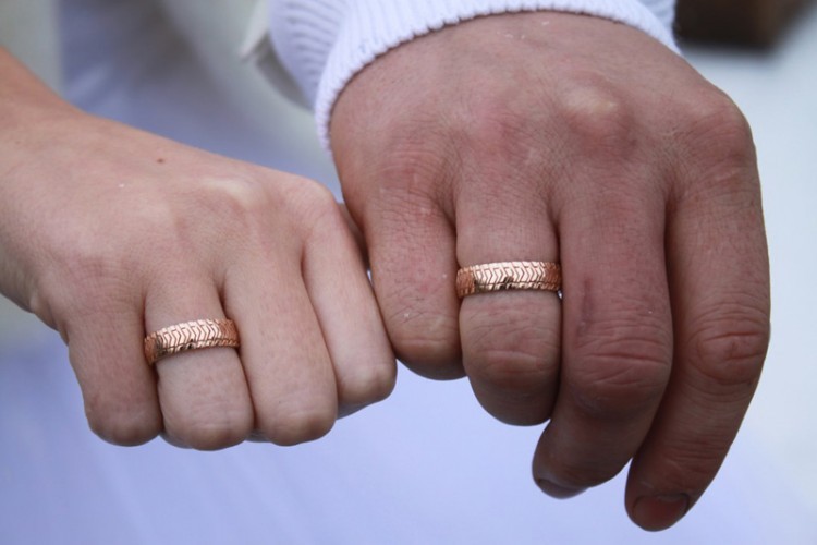 Что будет если носить кольцо на безымянном пальце правой руки