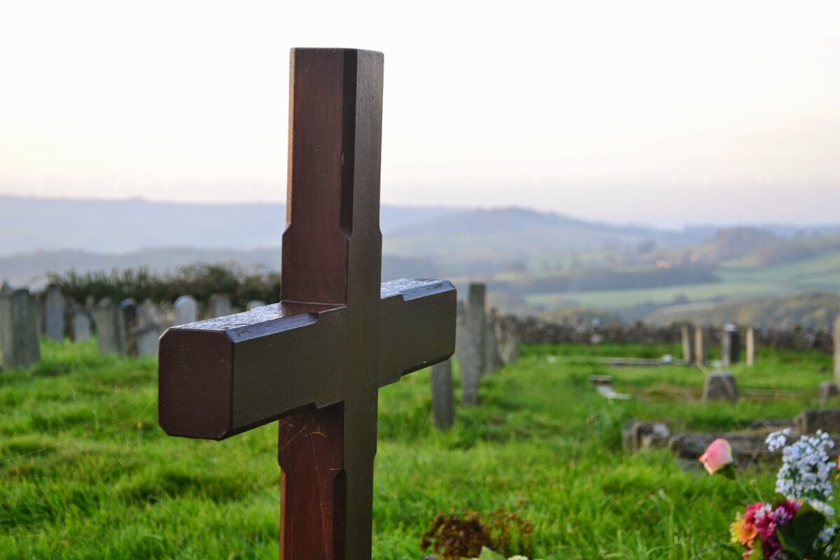 Крест и памятник на могиле одновременно фото
