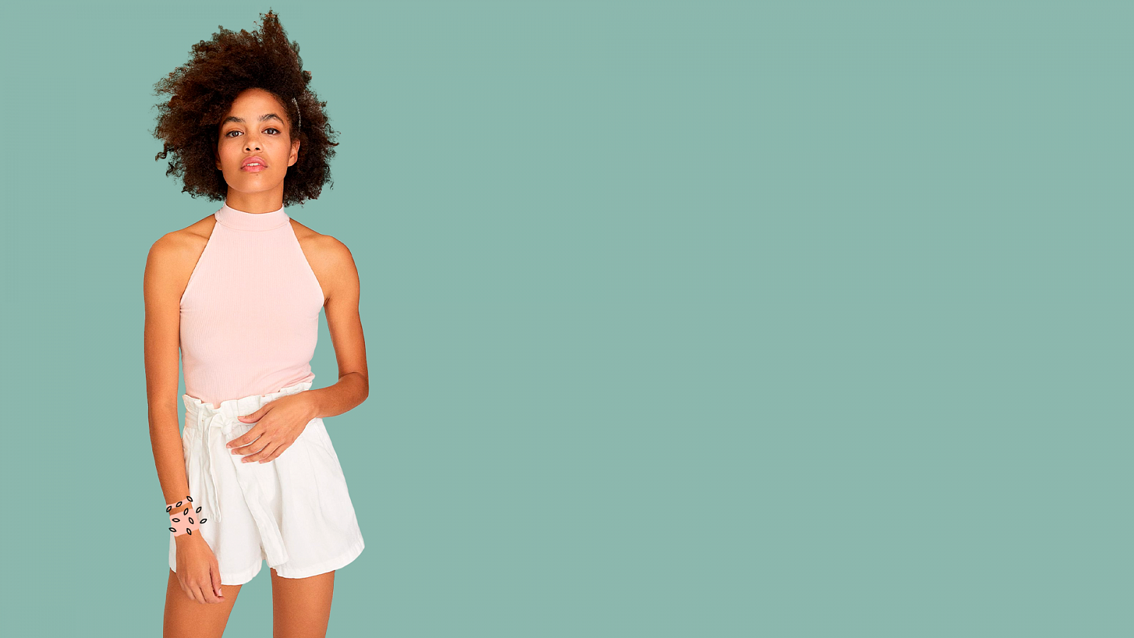 Топ лета 2021. Топ лета 2021. Топ с веревками на талии. Топ лета 2021. Модные образы с шортами на лето 2022.