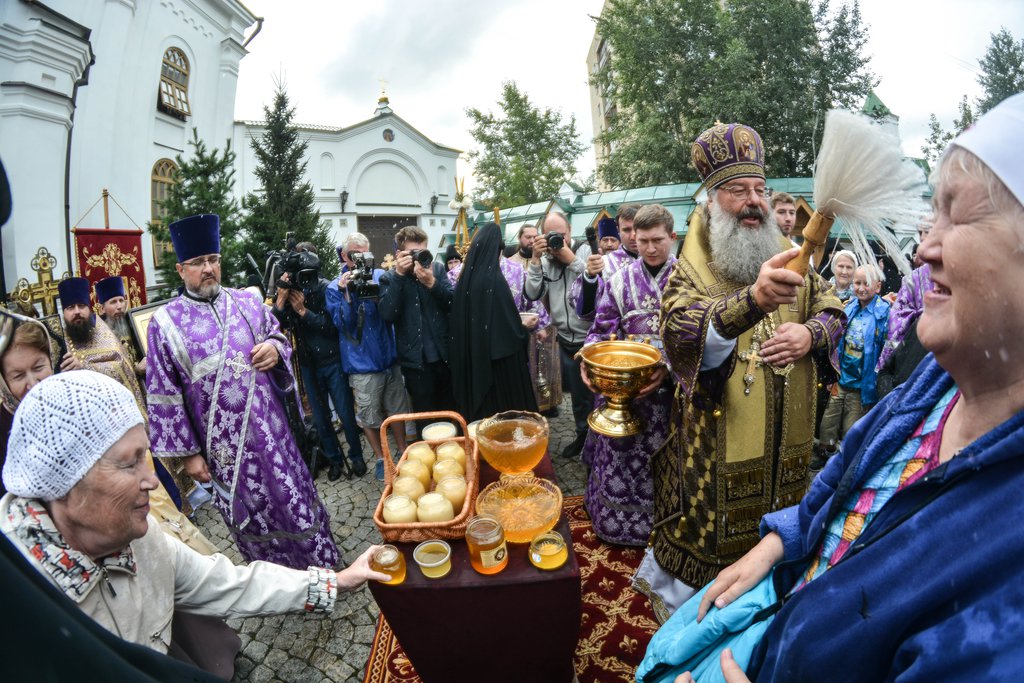 1 11 августа. Успенский пост медовый спас. Медовый спас в церкви. Медовый спас служба в храме. 14 Августа православный праздник.