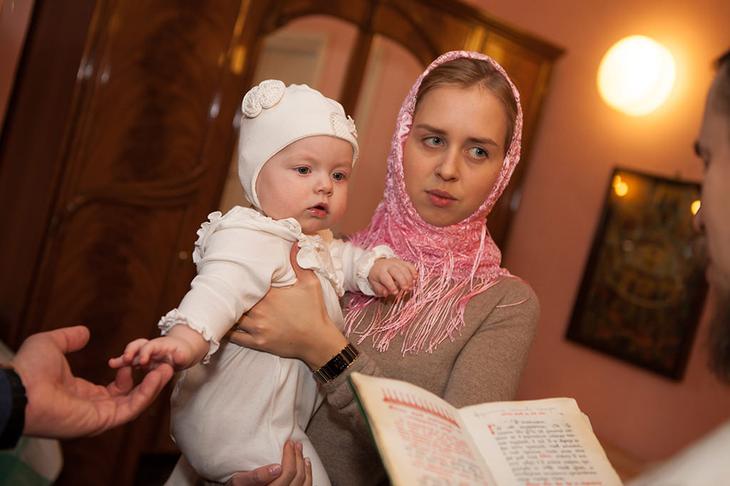 «Можно ли крестить первую девочку незамужней девушке?» — Яндекс Кью