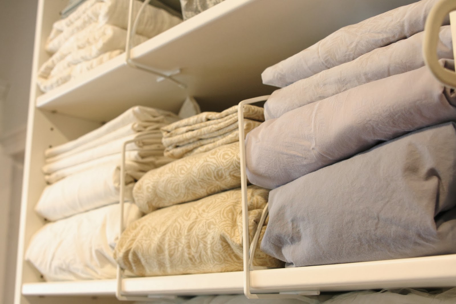 Метод полотенца. Хранение постельного белья в шкафу. Шкаф для постельного белья и полотенец. Хранение одеял и подушек. Хранение постельного и полотенец в гардеробной.