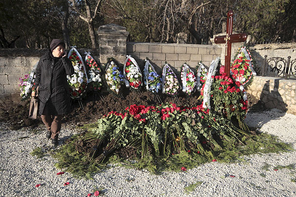 Если закопать фото на кладбище живого человека в землю что будет дальше