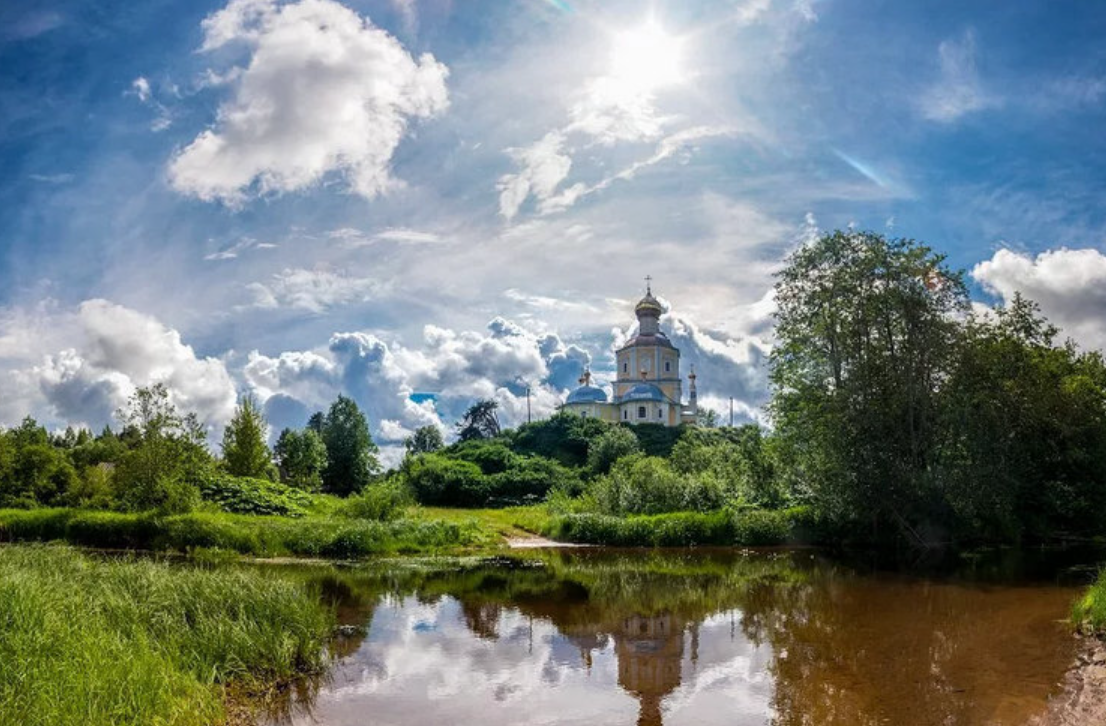 Храм Церковь на берегу реки Подмосковье