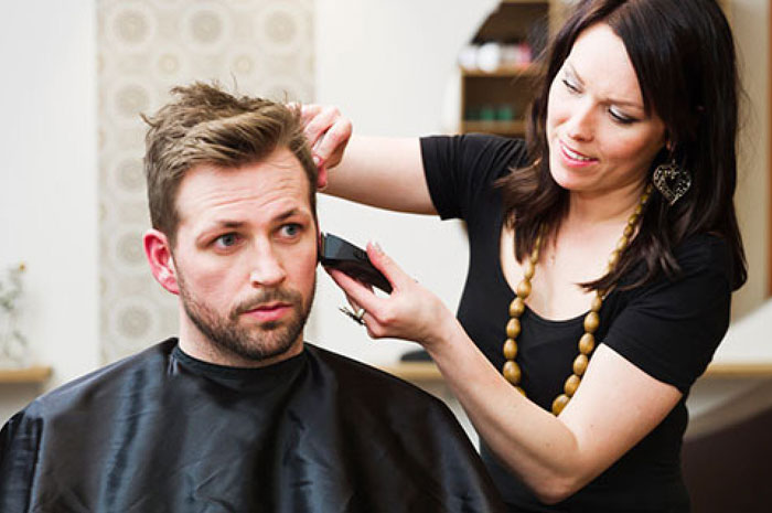 Как отмечают День парикмахера в России: традиции, подарки, поздравления