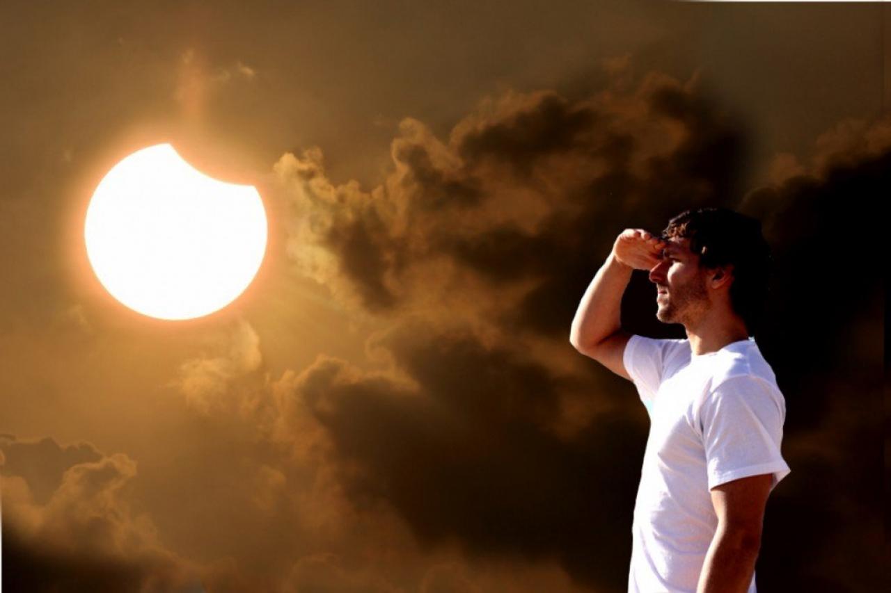 Затмение болит голова. Солнечное затмение. Солнечное затмение и человек. Солнце и человек. Человек смотрит на солнце.