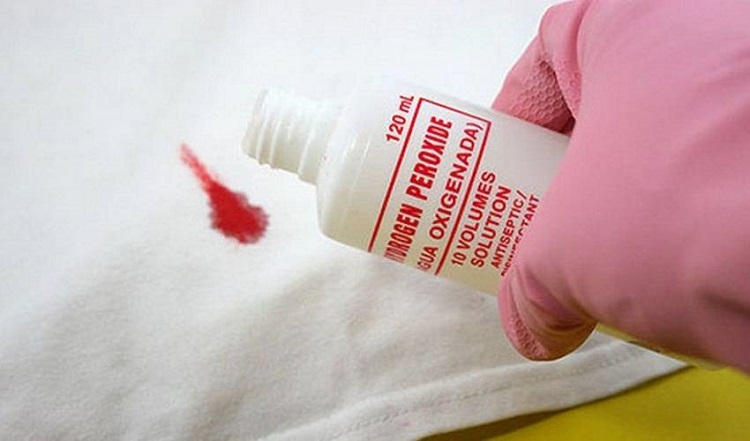 Использование химических средств для удаления пятен крови