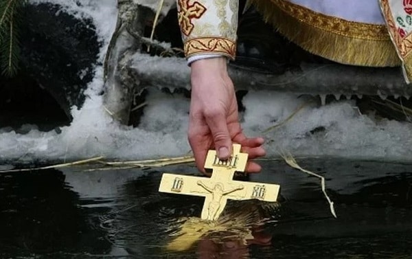 Традиции Крещения Господня 2024: когда купаться в проруби и набирать воду православным верующим