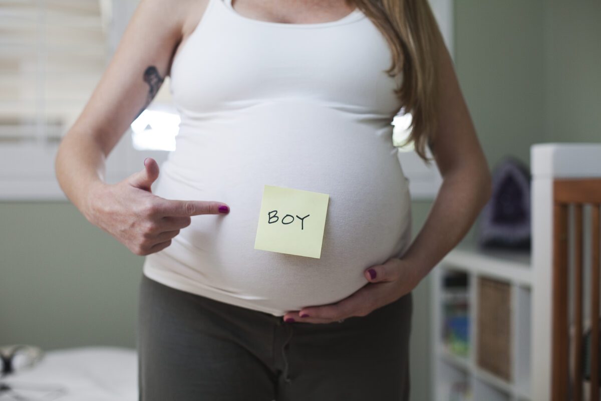 Видео где забеременеть. Форма живота беременной мальчиком. Животики беременных мальчиками. Пол по животу беременной. Беременный мальчик.