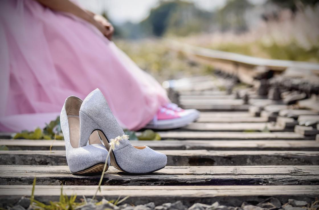 Счастливые приметы: какие суеверия об обуви помогают привлечь благополучие