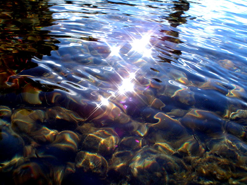 Водный ярко. Блики на воде. Солнечные блики на воде. Блики солнца на воде. Прозрачная вода солнечные блики.