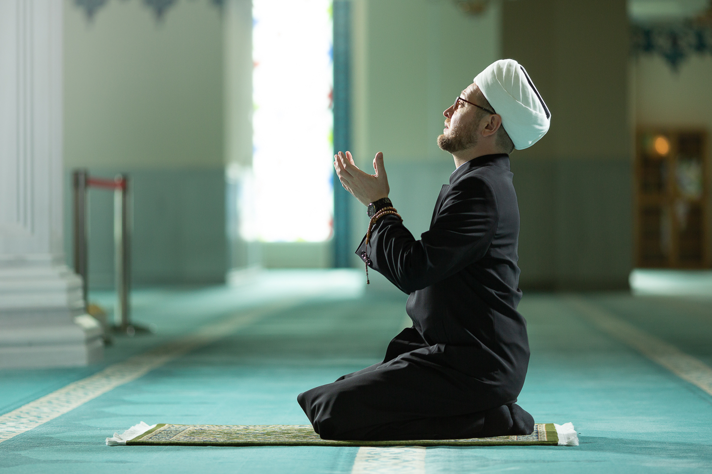Правила поведения для мусульман во время Зуль-Хиджа 2023: как держать уразу, совершать намазы, давать милостыню с 19 до 28 июня