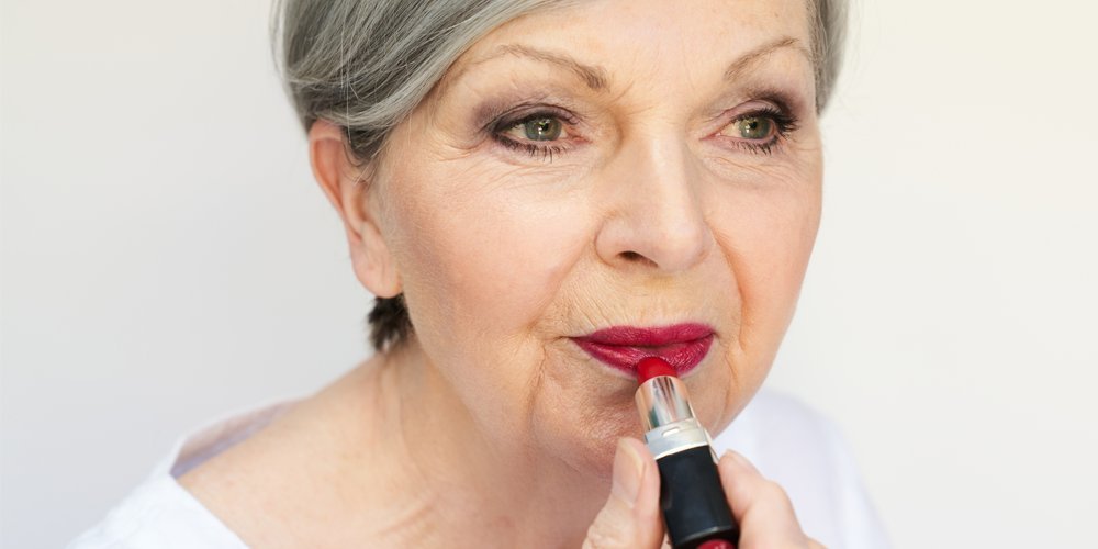 Какие три возрастных цвета губной помады привлекают внимание к морщинам и линии подбородка у женщин старше 60