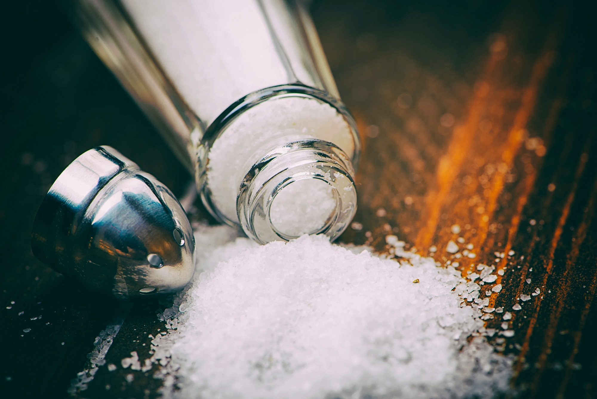 Просыпать соль, свистеть в доме: 9 самых плохих примет