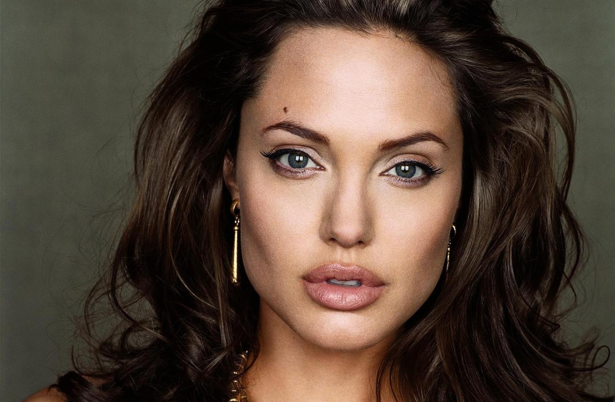 Как Джоли: как краситься, чтобы выглядеть худее на фото и в жизни