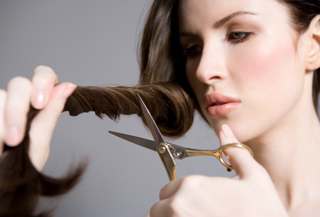 7 примет, которые объясняют, почему нельзя стричь волосы самому себе