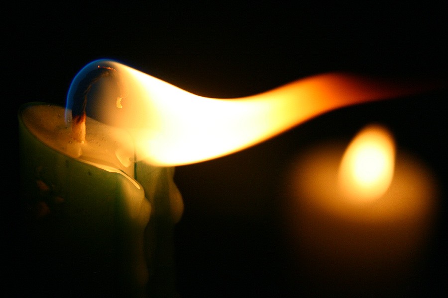 «Проклятие свечи»: почему она тухнет во время отпевания покойника