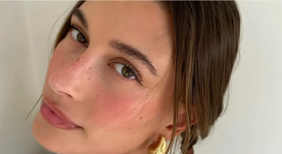 Новый модный нежный образ от Хайли Бибер: что такое «клубничный макияж»