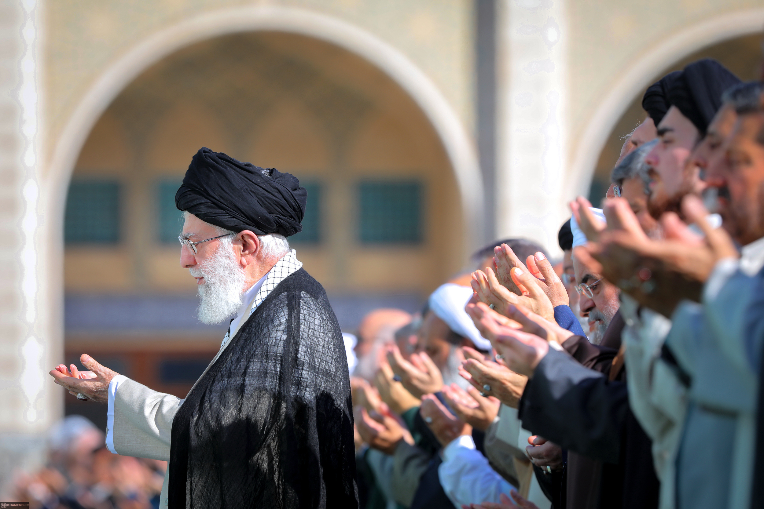 Что читает имам. Аятолла Хомейни 2022. Имам Хаменеи намаз. Намаз ИД Аль Фитр. ИД Аль Фитр праздник в Иране.