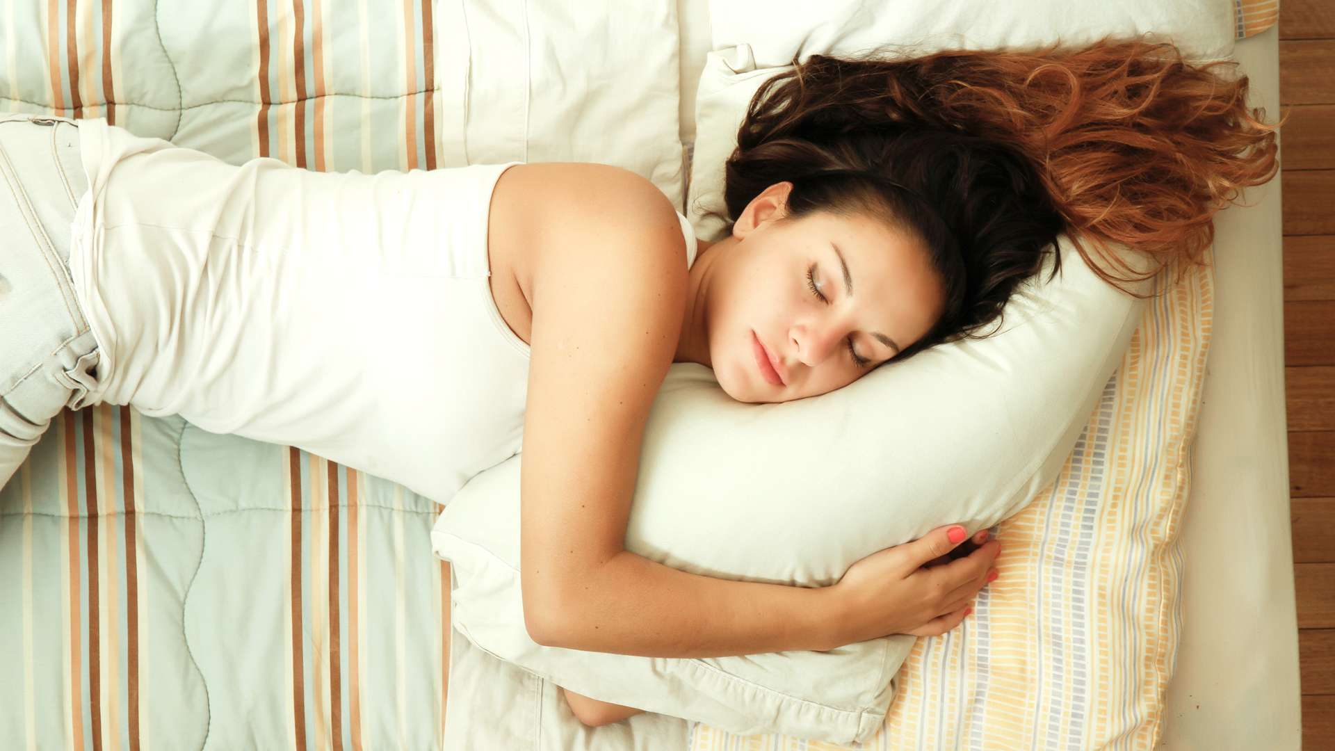 Сомнолог рассказал, какая поза во сне самая опасная и почему