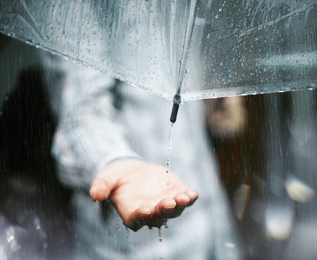 Какие заговоры от одиночества, бед и безденежья можно прочитать во время дождя