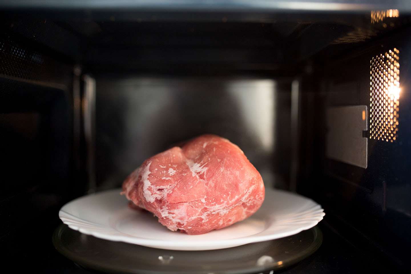 Размораживаем мясо в микроволновке