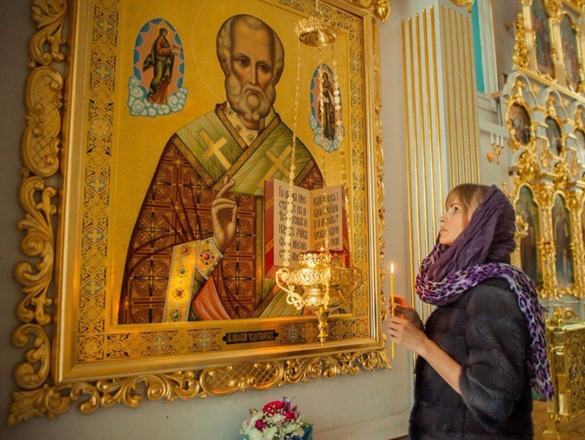 Мать николая угодника. Икона Николая Чудотворца чудотворная в храме. Перед иконой святителя Николая.