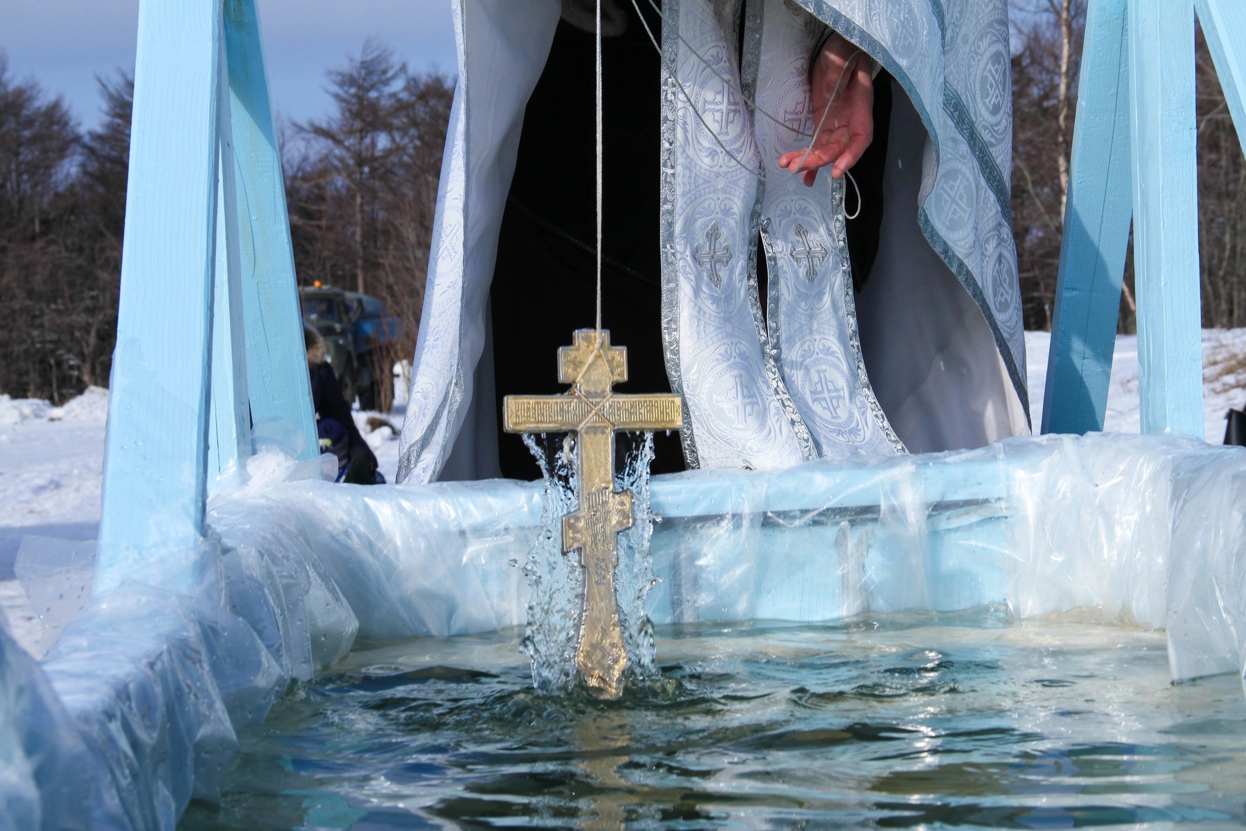 Правила купания на Крещение Господне: когда купаться, с 18 на 19 или с 17 на 18 января
