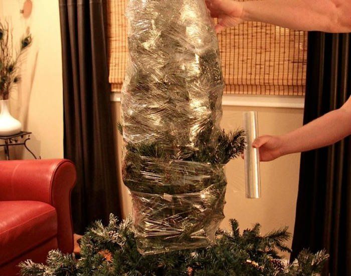 Как вынести елку из квартиры