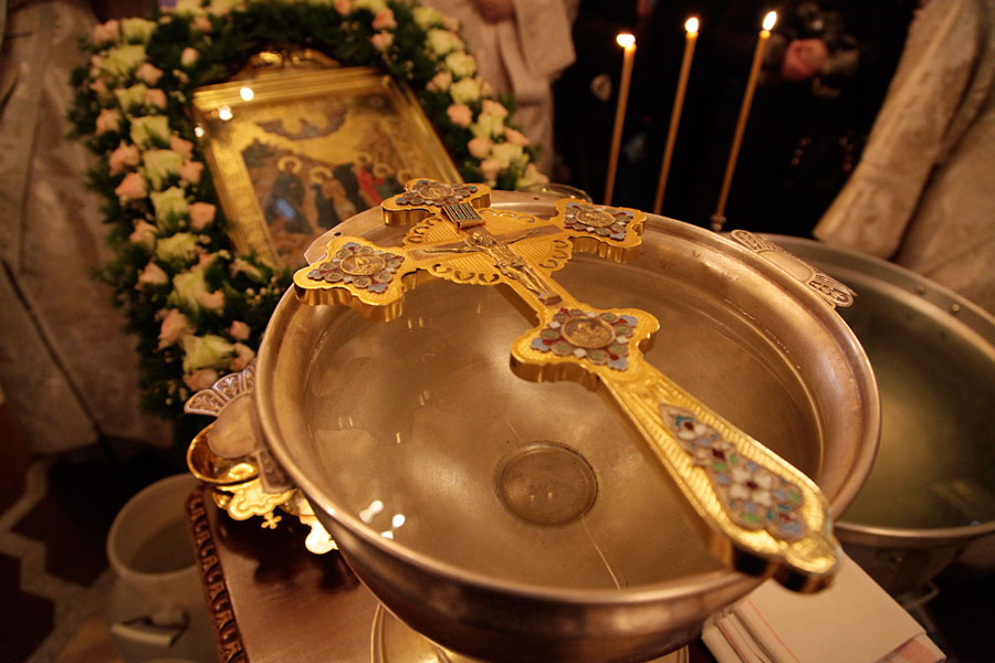 Тайны святой воды: когда набирать ее на Крещение в 2024 году и как использовать