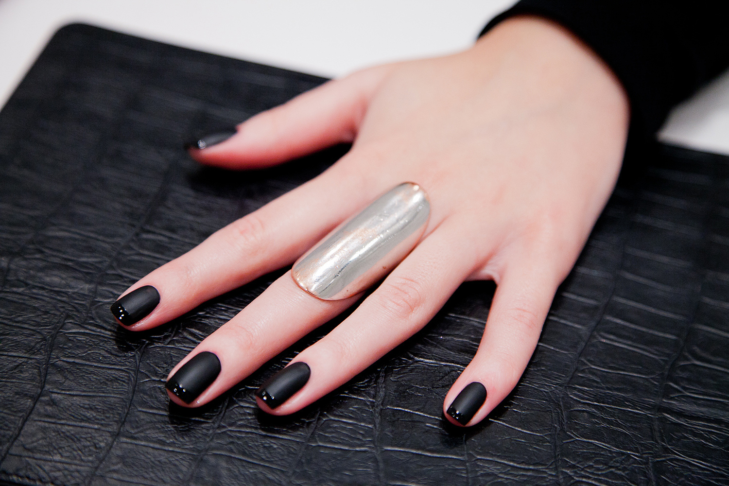 8 идей модного маникюра с черными ногтями на зиму 2024