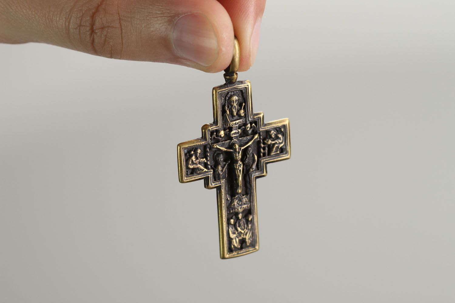 Зачем и как правильно носить нательный крестик православному? | Православиум | Дзен